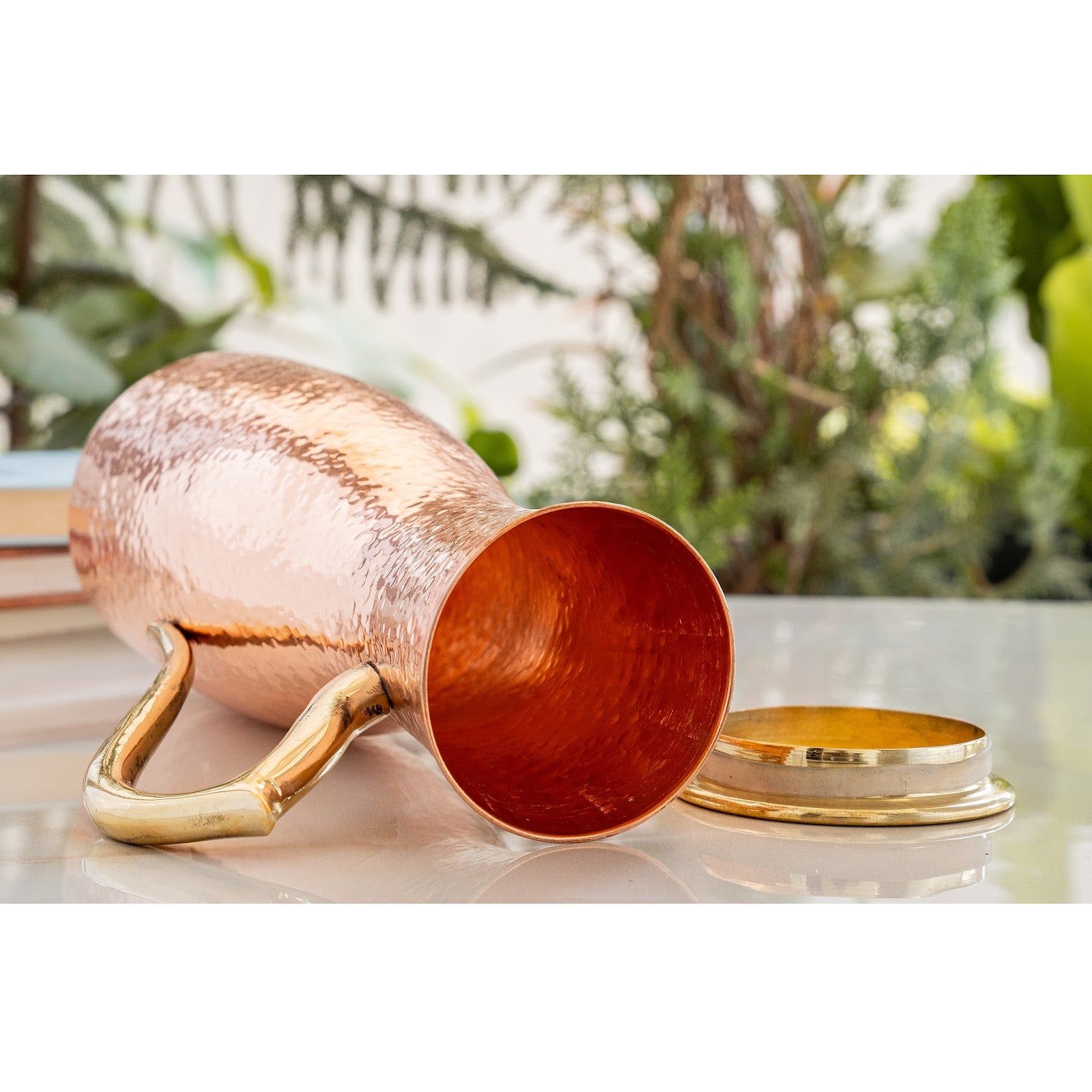 Copper jug with hammered curve design, brass handle & lid –, 1400 ML